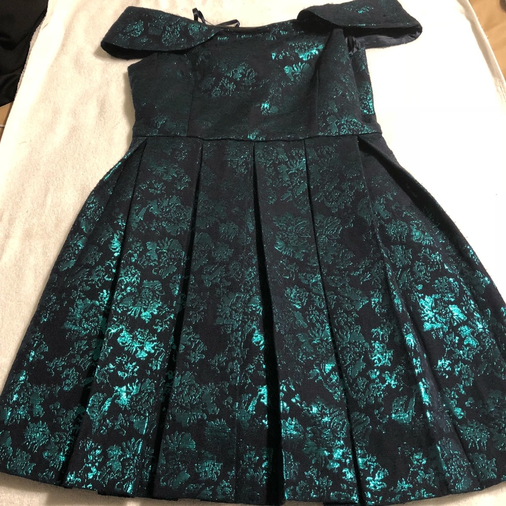 Cold shoulder mini dress! Lovely